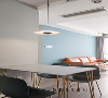 餐厅空间很巧妙地利用客厅及厨房之间的动线，借用过道面积形成完整的餐厅功能。灰色餐桌面与墙面灰色呼应，餐桌椅的金属色点缀、提亮空间，墨绿色餐椅与电视墙的深蓝色搭配。