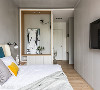 主卧室
一贯和谐的空间色调，运用木质纹与灰色调搭配，再配置门片式衣柜，完善生活机能。