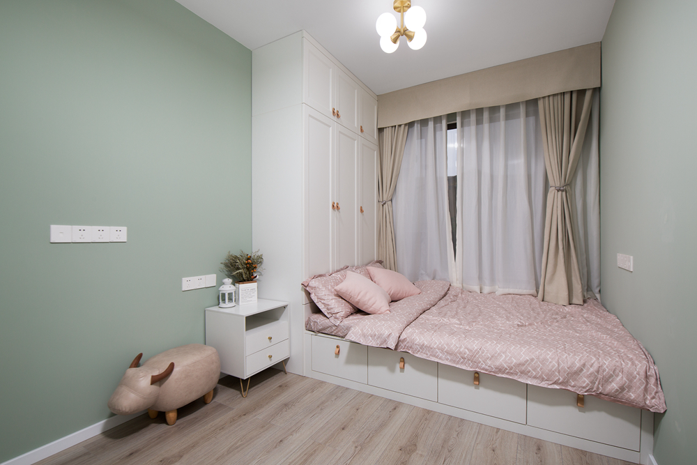 简约 三居 卧室图片来自俏业家装饰在龙湖两江新宸三房北欧风格装修的分享