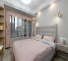 主卧室以浅灰、粉色为主，搭配白色系的柜子，无多余装饰，以舒适实用为主。