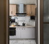 厨房采用整体白色花纹砖铺贴与原木色的橱柜搭配在一起，简单又耐看。合理的吊杆安装，也让各类调味品、厨房用具有了容身之处，干净整洁。