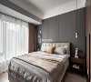 简洁静谧的主卧空间，深色硬包做的床屏，能更好的凸显空间的高级感。