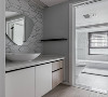 卫生间白色大理石花纹砖通铺，干净清爽，在局部用了不同的切割方式，形成时尚的几何元素，简单的空间也可以有十足的现代感。