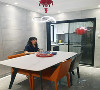 厨房与餐桌仅两步之隔，用餐方便；创意吊灯，突显个性，磨砂餐桌面也很特别。
