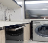 橱柜与洗衣机台面高度有些落差，正确的衔接使整体更加美观。精确计算台面高度避免与厨房窗户窗台石发生冲突，造成无法安装的问题。
