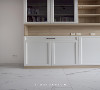 无论哪种风格，木色都能驾权，电视储物柜选用原木色柜板结合白色柜门，营造出一份简单明亮的生活空间。