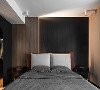床头背景墙两种板材的衔接处安装了线型灯带，完美掌握两种材质厚度，避免产生遮挡光线的尴尬。