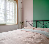 卧室床是宜家款，墙面做了分色处理绿色与粉色的比例是1/3.粉色墙面与粉色被单相呼应。